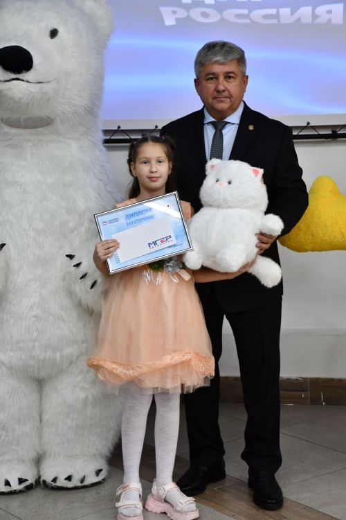 «Мой белый мишка» бәйгесендә җиңүчеләрне Зеленодольск муниципаль район башлыгы, Зеленодольск мэры Михаил Афанасьев бүләкли.