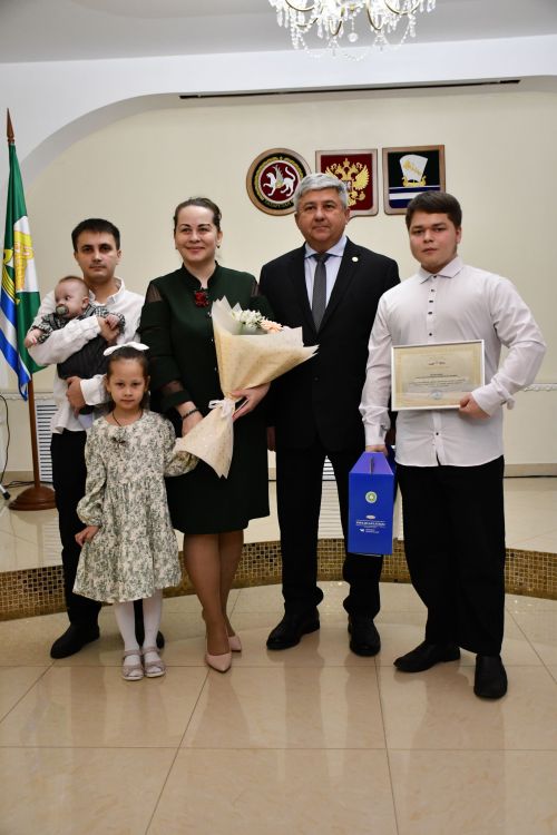 Яшел Үзәннең ЗАГС бүлегендә «Әниләр көне» уңаеннан күп балалы гаиләләрне котладылар.