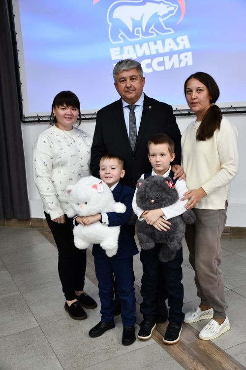 «Мой белый мишка» бәйгесендә җиңүчеләрне Зеленодольск муниципаль район башлыгы, Зеленодольск мэры Михаил Афанасьев бүләкли.