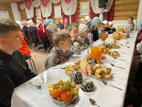 Якыннары МХО булган, гомерләре яу кырында өзелгән гаиләләр «Тынычлык» мәчетендә кунакта