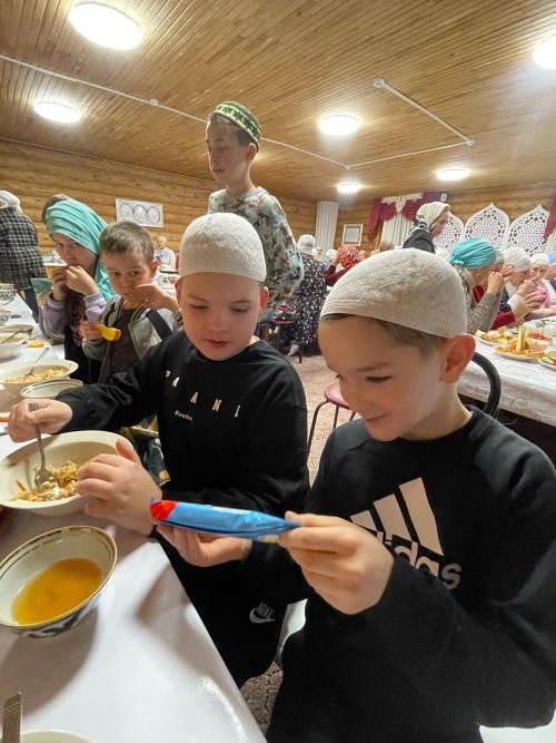 Якыннары МХО булган, гомерләре яу кырында өзелгән гаиләләр «Тынычлык» мәчетендә кунакта