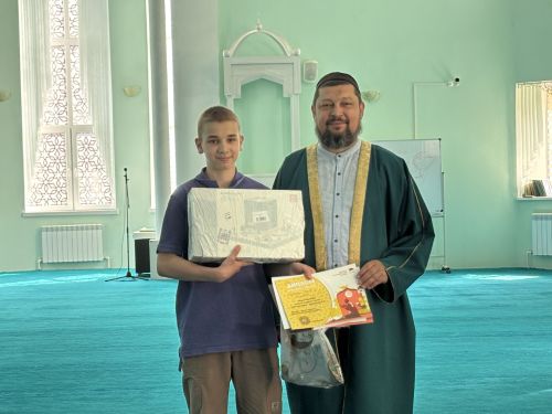 Яшел Үзәннең "Җәмигъ" мәчетендә Ислам белеме бәйгесе җиңүчеләрен бүләкләү
