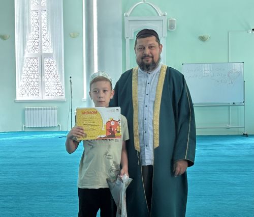 Яшел Үзәннең "Җәмигъ" мәчетендә Ислам белеме бәйгесе җиңүчеләрен бүләкләү
