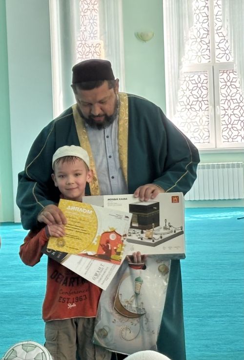 Яшел Үзәннең "Җәмигъ" мәчетендә Ислам белеме бәйгесе җиңүчеләрен бүләкләү