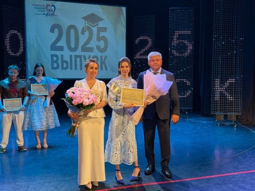 Яшел Үзән медицина көллиятененең 2025 чыгарылыш сыйныф укучыларына дипломнар тапшыру тантанасы