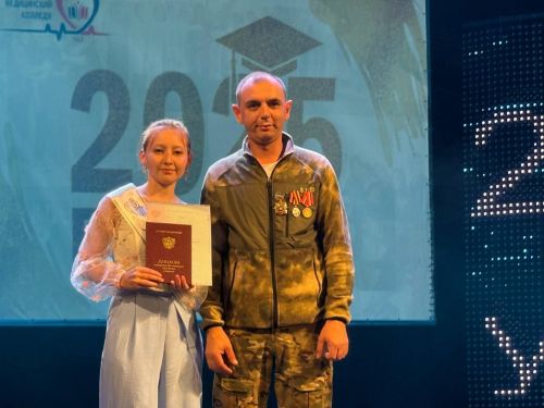 Яшел Үзән медицина көллиятененең 2025 чыгарылыш сыйныф укучыларына дипломнар тапшыру тантанасы
