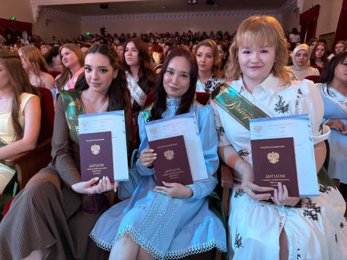 Яшел Үзән медицина көллиятененең 2025 чыгарылыш сыйныф укучыларына дипломнар тапшыру тантанасы
