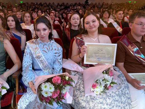 Яшел Үзән медицина көллиятененең 2025 чыгарылыш сыйныф укучыларына дипломнар тапшыру тантанасы