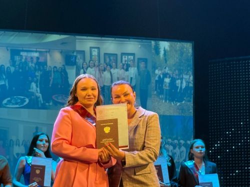 Яшел Үзән медицина көллиятененең 2025 чыгарылыш сыйныф укучыларына дипломнар тапшыру тантанасы