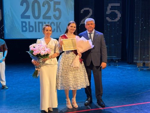 Яшел Үзән медицина көллиятененең 2025 чыгарылыш сыйныф укучыларына дипломнар тапшыру тантанасы