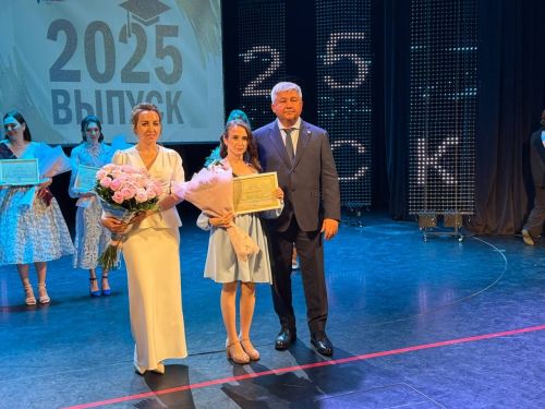Яшел Үзән медицина көллиятененең 2025 чыгарылыш сыйныф укучыларына дипломнар тапшыру тантанасы