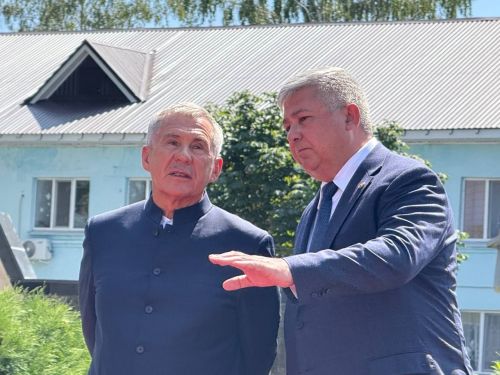 А.М. Горький исемендәге Яшел Үзән заводын фидакарь хезмәт өчен бүләкләү тантанасы