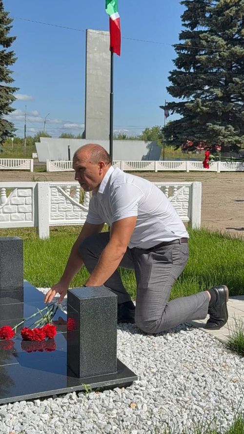 Әйшә авыл җирлегендә махсус хәрби операциядә катнашучыларга багышланган мемориал такта ачу тантанасы