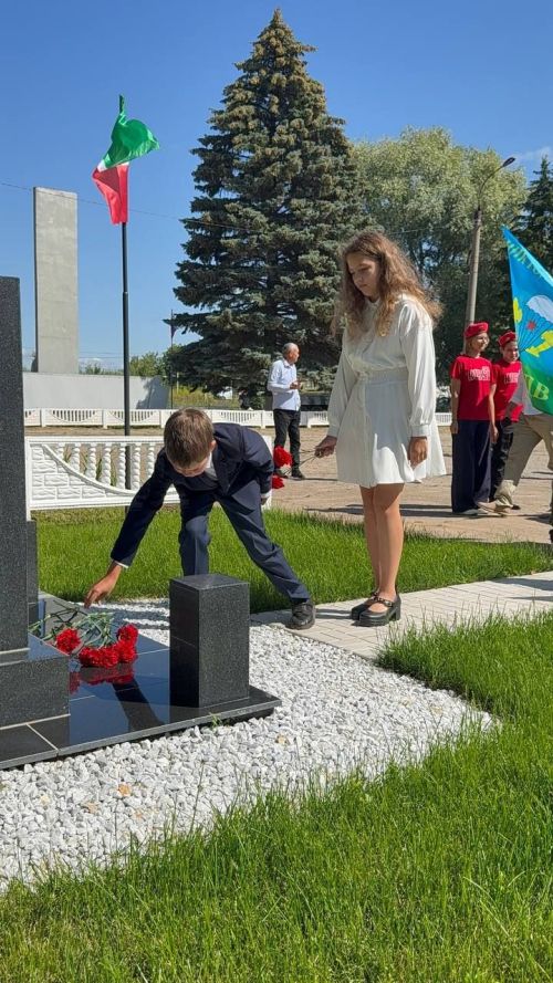 Әйшә авыл җирлегендә махсус хәрби операциядә катнашучыларга багышланган мемориал такта ачу тантанасы
