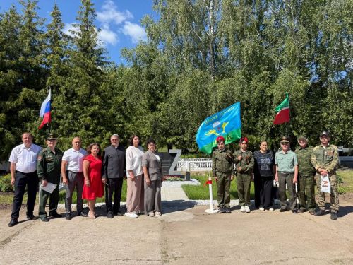 Әйшә авыл җирлегендә махсус хәрби операциядә катнашучыларга багышланган мемориал такта ачу тантанасы