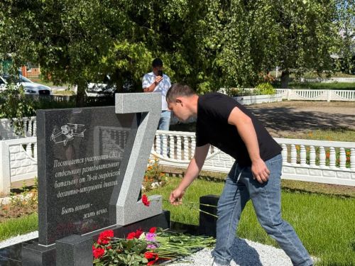 Әйшә авыл җирлегендә махсус хәрби операциядә катнашучыларга багышланган мемориал такта ачу тантанасы