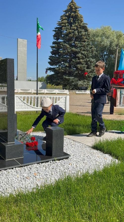 Әйшә авыл җирлегендә махсус хәрби операциядә катнашучыларга багышланган мемориал такта ачу тантанасы
