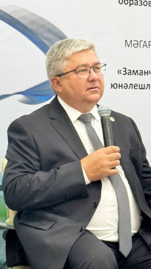 Яшел Үзән шәһәре мәдәни үсеш үзәгендә мәгариф хезмәткәрләренең август киңәшмәсе 2025