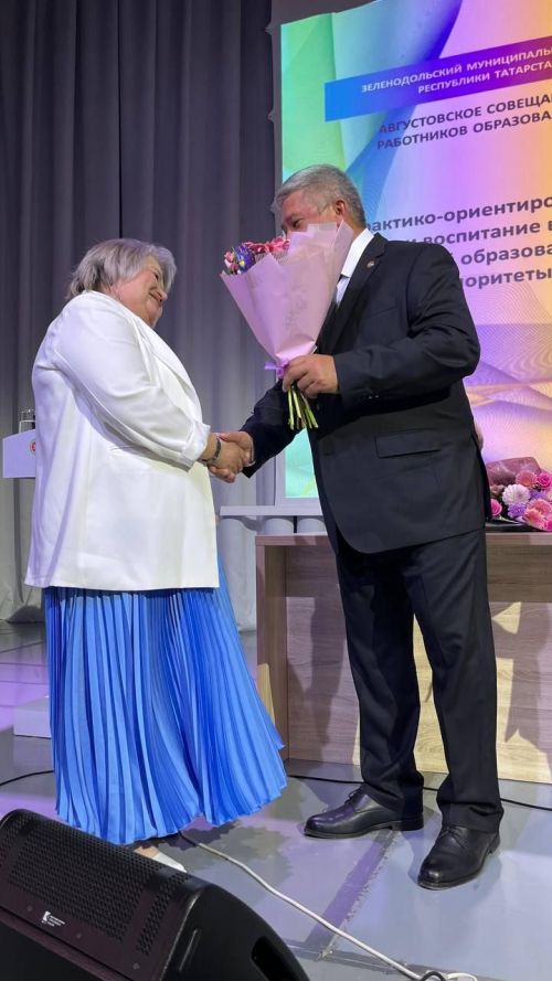 Яшел Үзән шәһәре мәдәни үсеш үзәгендә мәгариф хезмәткәрләренең август киңәшмәсе 2025
