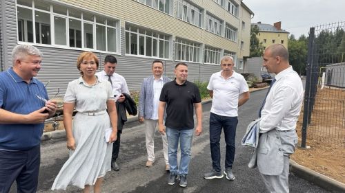 Яшел Үзәнгә министр Эльмира Зарипова һәм Россия Герое Рәсим Баксиковның сәфәре