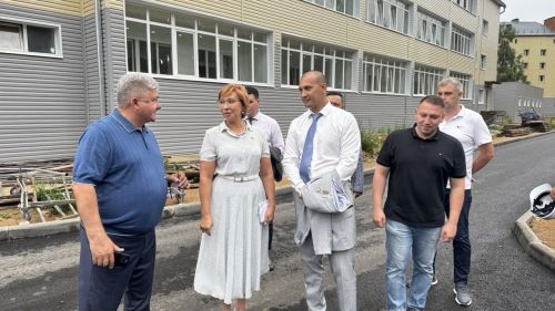 Яшел Үзәнгә министр Эльмира Зарипова һәм Россия Герое Рәсим Баксиковның сәфәре