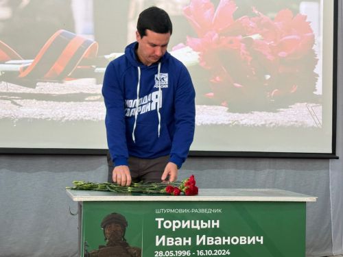 7нче лицейда МХОда һәлак булган катнашучылар истәлегенә мемориаль такта һәм батыр партасын тантаналы ачу