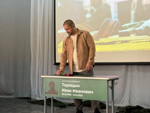 7нче лицейда МХОда һәлак булган катнашучылар истәлегенә мемориаль такта һәм батыр партасын тантаналы ачу