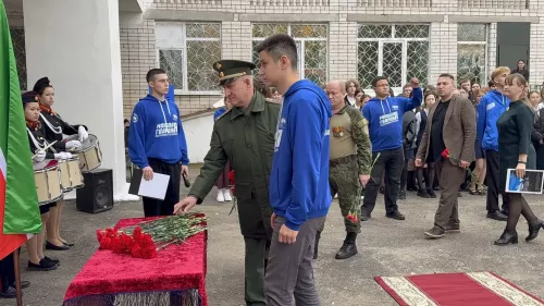 7нче лицейда МХОда һәлак булган катнашучылар истәлегенә мемориаль такта һәм батыр партасын тантаналы ачу