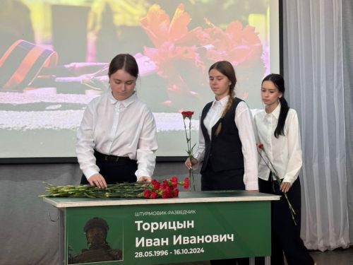 7нче лицейда МХОда һәлак булган катнашучылар истәлегенә мемориаль такта һәм батыр партасын тантаналы ачу