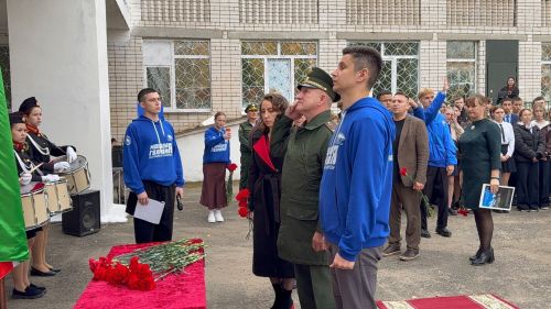 7нче лицейда МХОда һәлак булган катнашучылар истәлегенә мемориаль такта һәм батыр партасын тантаналы ачу