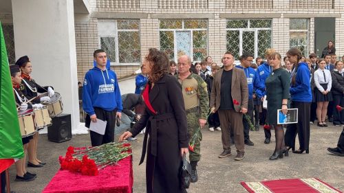 7нче лицейда МХОда һәлак булган катнашучылар истәлегенә мемориаль такта һәм батыр партасын тантаналы ачу