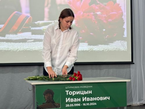 7нче лицейда МХОда һәлак булган катнашучылар истәлегенә мемориаль такта һәм батыр партасын тантаналы ачу