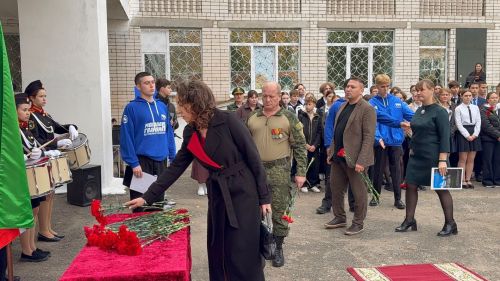 7нче лицейда МХОда һәлак булган катнашучылар истәлегенә мемориаль такта һәм батыр партасын тантаналы ачу