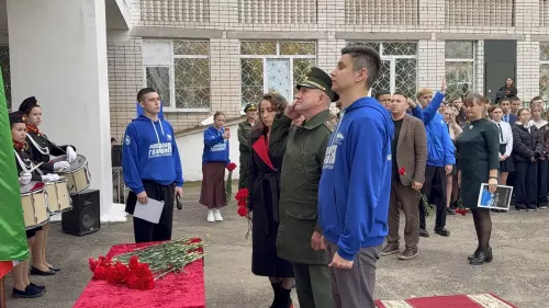 7нче лицейда МХОда һәлак булган катнашучылар истәлегенә мемориаль такта һәм батыр партасын тантаналы ачу