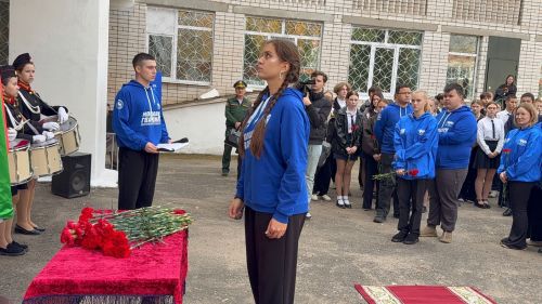 7нче лицейда МХОда һәлак булган катнашучылар истәлегенә мемориаль такта һәм батыр партасын тантаналы ачу