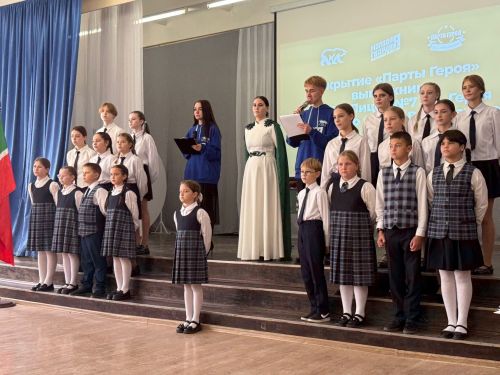 7нче лицейда МХОда һәлак булган катнашучылар истәлегенә мемориаль такта һәм батыр партасын тантаналы ачу