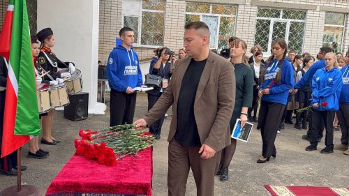 7нче лицейда МХОда һәлак булган катнашучылар истәлегенә мемориаль такта һәм батыр партасын тантаналы ачу
