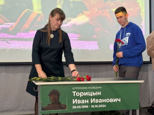 7нче лицейда МХОда һәлак булган катнашучылар истәлегенә мемориаль такта һәм батыр партасын тантаналы ачу