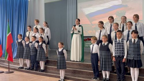 7нче лицейда МХОда һәлак булган катнашучылар истәлегенә мемориаль такта һәм батыр партасын тантаналы ачу