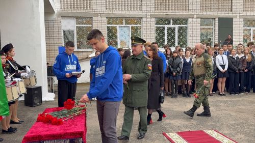 7нче лицейда МХОда һәлак булган катнашучылар истәлегенә мемориаль такта һәм батыр партасын тантаналы ачу