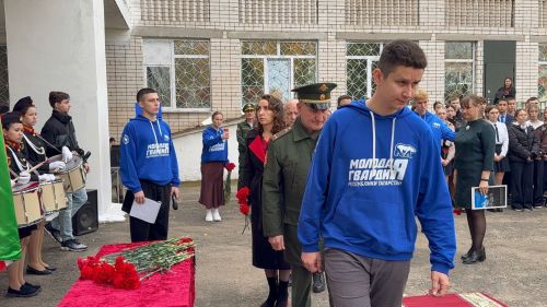 7нче лицейда МХОда һәлак булган катнашучылар истәлегенә мемориаль такта һәм батыр партасын тантаналы ачу