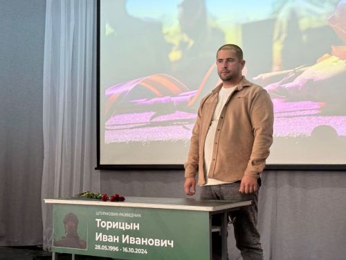 7нче лицейда МХОда һәлак булган катнашучылар истәлегенә мемориаль такта һәм батыр партасын тантаналы ачу