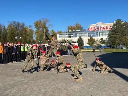 Яшел Үзәннең Авангард стадионында Хәрби хезмәткә чакыручылар көне