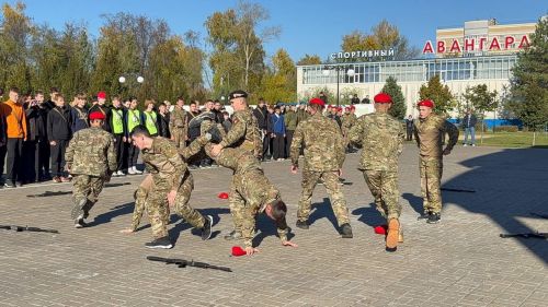 Яшел Үзәннең Авангард стадионында Хәрби хезмәткә чакыручылар көне