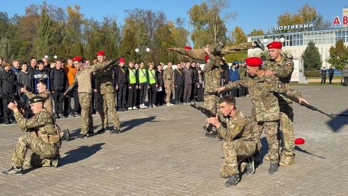 Яшел Үзәннең Авангард стадионында Хәрби хезмәткә чакыручылар көне