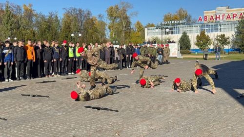 Яшел Үзәннең Авангард стадионында Хәрби хезмәткә чакыручылар көне