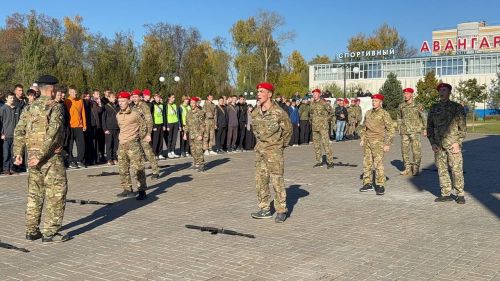 Яшел Үзәннең Авангард стадионында Хәрби хезмәткә чакыручылар көне