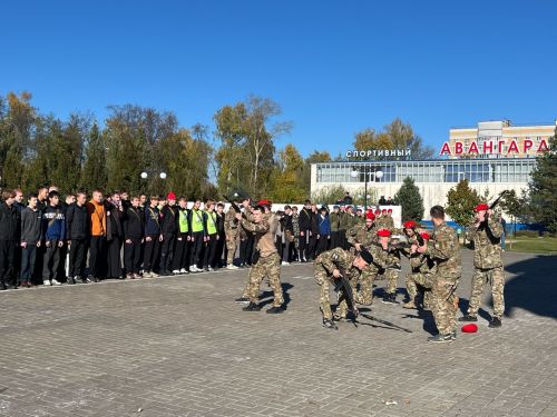 Яшел Үзәннең Авангард стадионында Хәрби хезмәткә чакыручылар көне