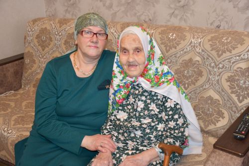 Түбән Урысбага авылында туып-үскән, гомер буе колхозда намуслы хезмәт куйган, алты бала үстергән Зөлхия Хәкимова үзенең 100 яшьлек юбилеен билгели