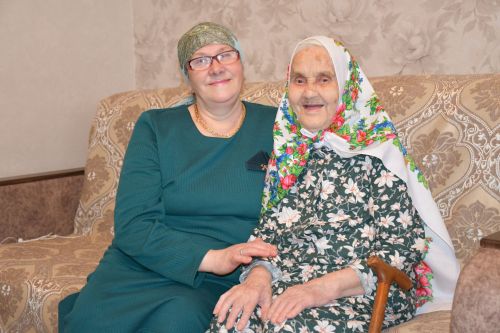 Түбән Урысбага авылында туып-үскән, гомер буе колхозда намуслы хезмәт куйган, алты бала үстергән Зөлхия Хәкимова үзенең 100 яшьлек юбилеен билгели